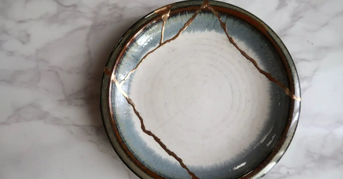 kintsugi-japanese-broken-pottery